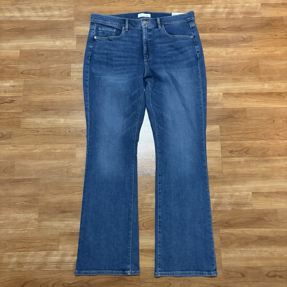 NWT Loft The Boot Mid Rise Regular Fit Blue Jeans‎ 32x14 Medium Wash